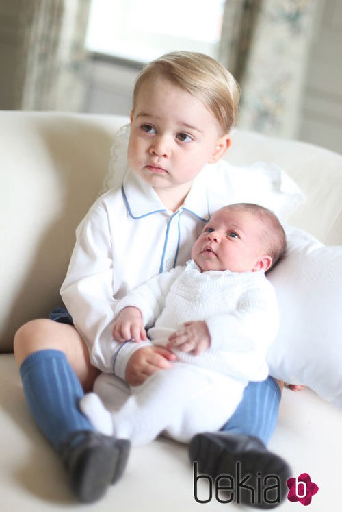 La Princesa Carlota de Cambridge con un diseño de la tienda española Irulea 