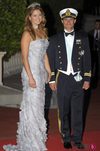 Carlos Felipe de Suecia con traje oficial negro, banda azul celeste y pajarita negra