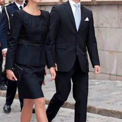 Carlos Felipe de Suecia con un traje negro y una corbata azul celeste