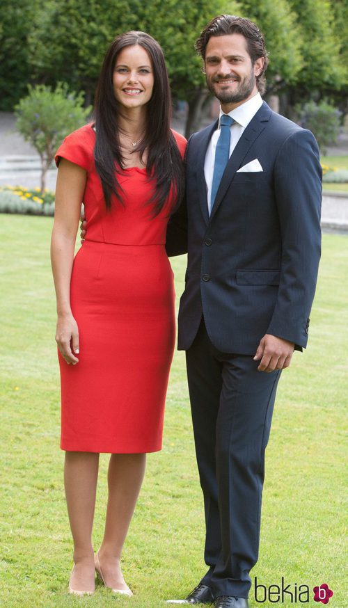Carlos Felipe de Suecia con un traje de corte recto azul marino, camisa blanca con pañuelo a juego y corbata azul klein