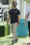 Carlos Felipe de Suecia con un polo azul oscuro, pantalones chinos beige y gafas de sol deportivas