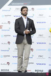 Carlos Felipe de Suecia con americana gris, camisa blanca y pantalones chinos en blanco roto