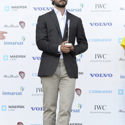 Carlos Felipe de Suecia con americana gris, camisa blanca y pantalones chinos en blanco roto