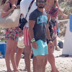 Carlos Felipe de Suecia con camiseta de algodón, bañador azul celeste y gafas de sol sport
