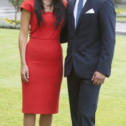 Sofia Hellqvist con un vestido rojo en el anuncio de su compromiso