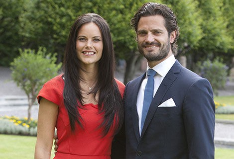 Sofia Hellqvist con un vestido rojo en el anuncio de su compromiso