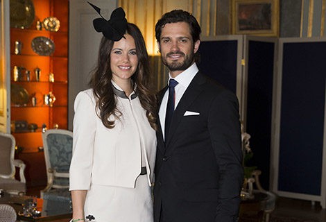 Sofia Hellqvist con un traje de chaqueta blanco en la lectura de sus amonestaciones prenupciales