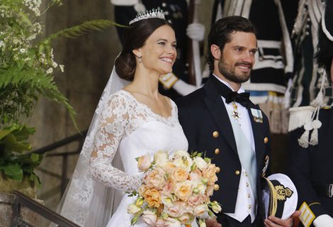Sofia Hellqvist y el Príncipe Carlos Felipe de Suecia saliendo de la Capilla del Palacio Real