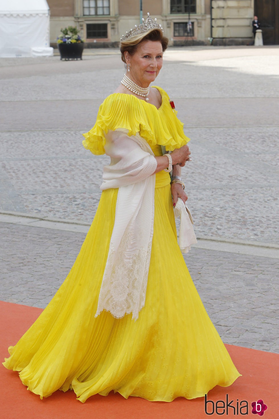 Sonia de Noruega con un vestido amarillo en la boda de Carlos Felipe de Suecia y Sofia Hellqvist