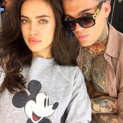 Irina Shayk y Stephen James durante la campaña estival de Xti