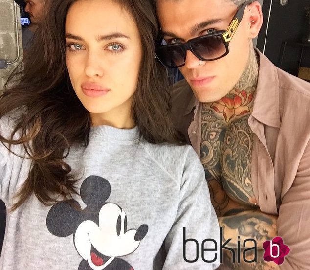 Irina Shayk y Stephen James durante la campaña estival de Xti