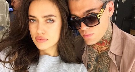 Irina Shayk y Stephen James durante la campaña estival de Xti
