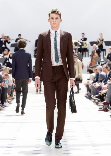 Traje de chaqueta rojo de la colección primavera/verano 2016 de Burberry Prorsum Hombre