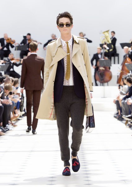 Trench beige y pantalón 'jogging' de la colección primavera/verano 2016 de Burberry Prorsum Hombre