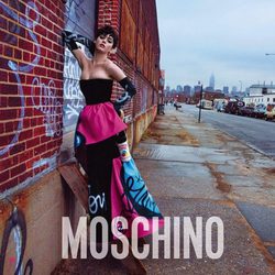 Katy Perry con un vestido palabra de honor en la campaña otoño/invierno 2015 de Moschino
