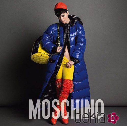 Katy Perry con un look multicolor en la campaña otoño/invierno 2015 de Moschino
