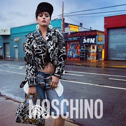 Katy Perry con chaqueta, pantalón y bolso de la campaña otoño/invierno 2015 de Moschino