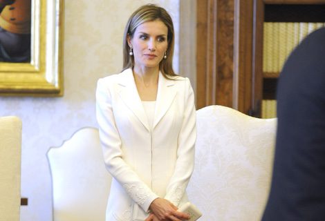 La Reina Letizia con un vestido blanco de Felipe Varela en el Vaticano