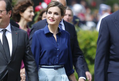 La Reina Letizia con una falda de estampada de Carolina Herrera en Honduras