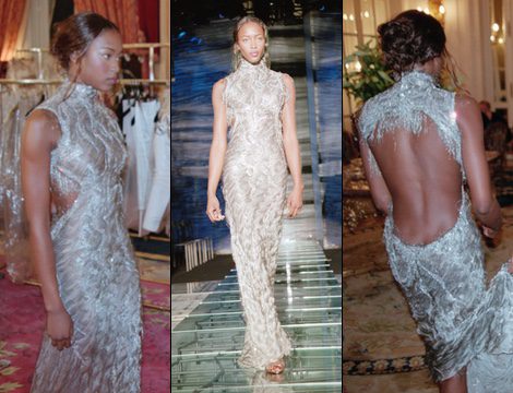 Naomi Campbell desfila para Versace en la Semana de la Moda de París de 1998