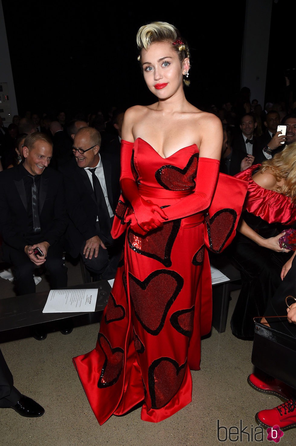 Miley Cyrus con un vestido rojo de corazón en la Gala amfAR Inspiration 2015 de Nueva York