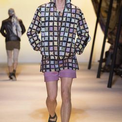 Chaqueta multicolor a cuadros de Versace en la Milan Fashion Week 2015