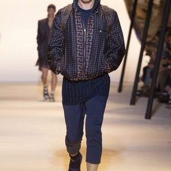 Chaqueta estampada y pantalón de Versace en la Milan Fashion Week 2015