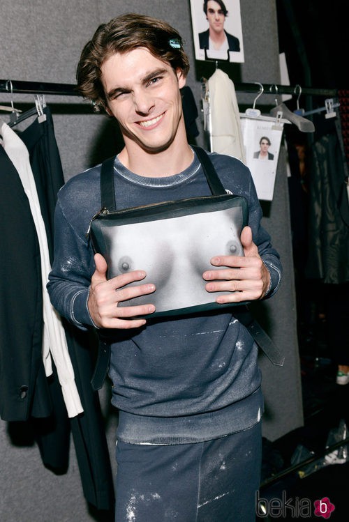 RJ Mitte en el backstage de la pasarela Milan Fashion Week