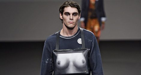 RJ Mitte desfilando para Vivienne Westwood en la pasarela Milan Fashion Week