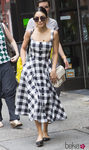 Vanessa Hudgens con un vestido midi de cuadros blancos y negros