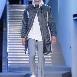 Chubasquero largo metalizado de la colección primavera/verano 2016 de Z Zegna