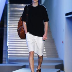 Bermudas blancas con camiseta negra de la colección primavera/verano 2016 de Z Zegna