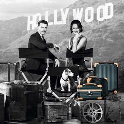 Alessandra Ambrosio y Johannes Huebl delante del cartel de Hollywood para la campaña de Rimowa