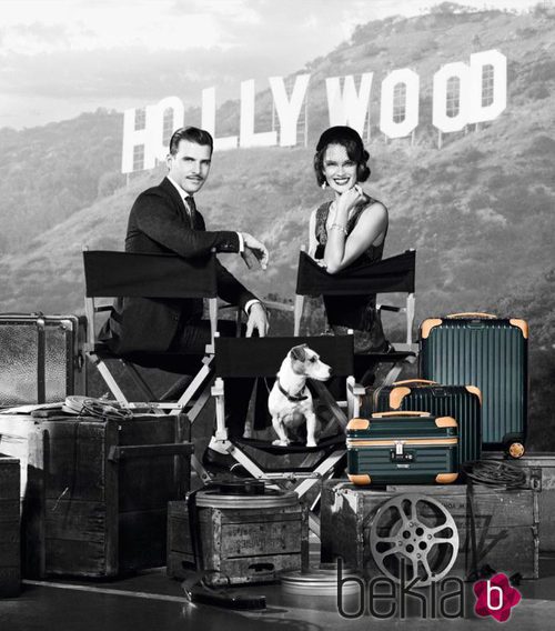 Alessandra Ambrosio y Johannes Huebl delante del cartel de Hollywood para la campaña de Rimowa