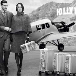 Alessandra Ambrosio y Johannes Huebl posando para la campaña de Rimowa