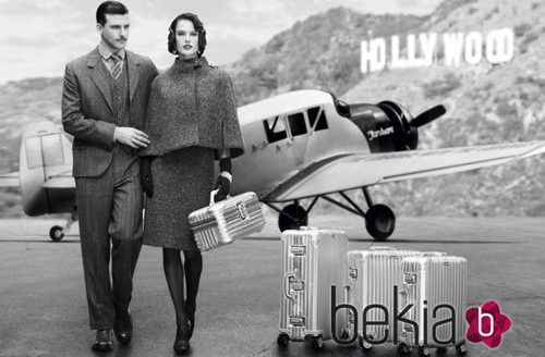 Alessandra Ambrosio y Johannes Huebl posando para la campaña de Rimowa