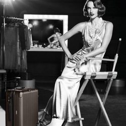Alessandra Ambrosio posando para la campaña de Rimowa