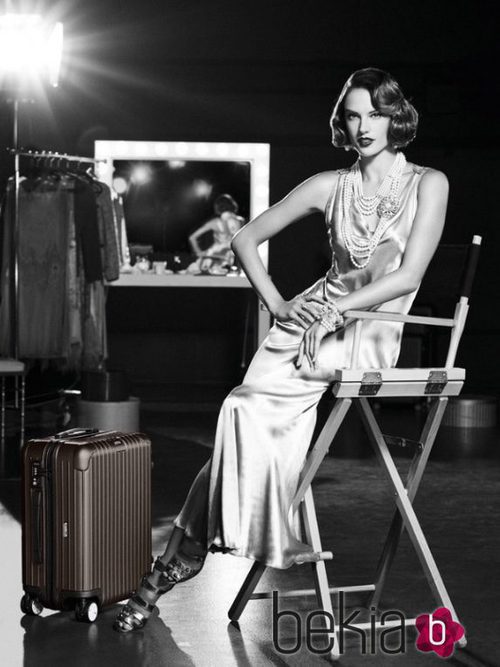 Alessandra Ambrosio posando para la campaña de Rimowa