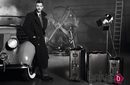 Johannes Huebl posando para la campaña de Rimowa