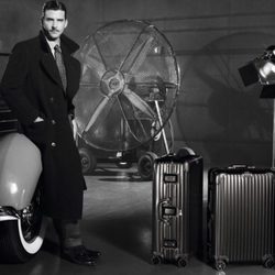 Johannes Huebl posando para la campaña de Rimowa