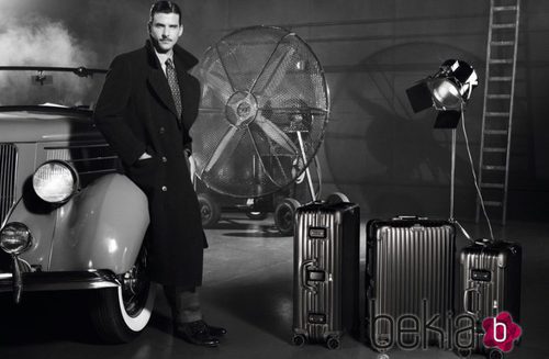 Johannes Huebl posando para la campaña de Rimowa