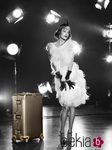 Alessandra Ambrosio, una celeb de los años 20 posando para la campaña de Rimowa