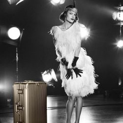 Alessandra Ambrosio, una celeb de los años 20 posando para la campaña de Rimowa
