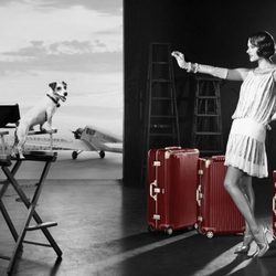 Alessandra Ambrosio, una diva de los años 20 posando para la campaña de Rimowa