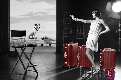 Alessandra Ambrosio, una diva de los años 20 posando para la campaña de Rimowa