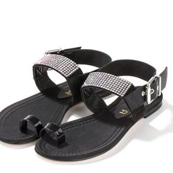 Sandalias negras planas de Unisa y Swarovski para la primavera/verano 2015