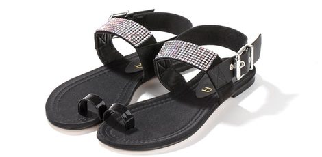 Sandalias negras planas de Unisa y Swarovski para la primavera/verano 2015