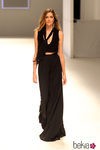 Ana Beatriz Barros con un vestido negro de dos piezas en el desfile de Mango
