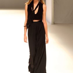 Ana Beatriz Barros con un vestido negro de dos piezas en el desfile de Mango