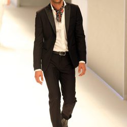 Jon Kortajarena con un traje negro y camisa blanca en el desfile de Mango